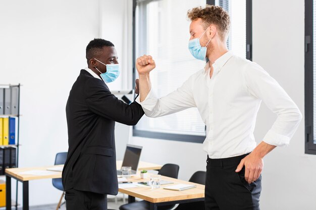 Photo travailler pendant covid au concept de bureau