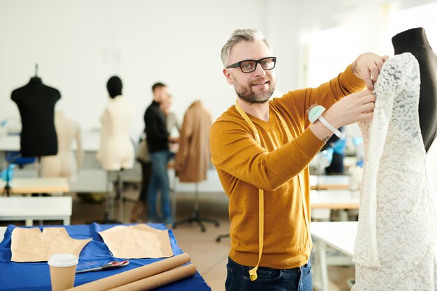 Travailler sur une robe en dentelle