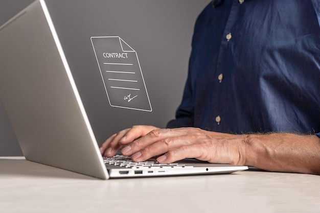 Photo travailler avec la signature de contrat électronique edocument travail à distance