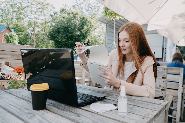 Travailler en toute sécurité dans une nouvelle normalité comment faire des cheveux de femme d'affaires rousse sur un lieu de travail sécurisé covid