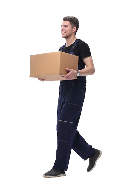 Travailleur amical avec boîte en carton avançant isolé sur blanc