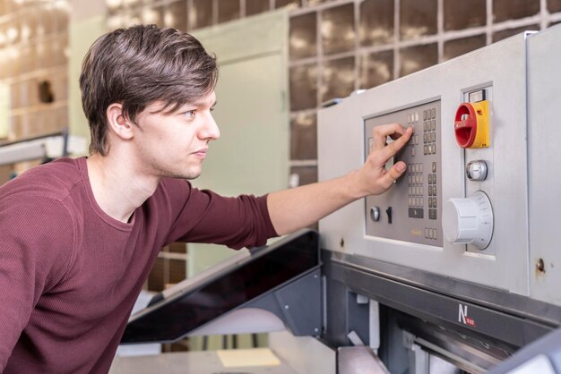 travailleur au centre de presse à papier d'impression b