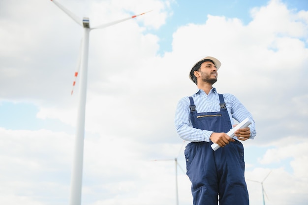 Travailleur au sein de l'industrie de l'énergie durable Ingénieur travaillant dans une station d'énergie éolienne renouvelable alternative