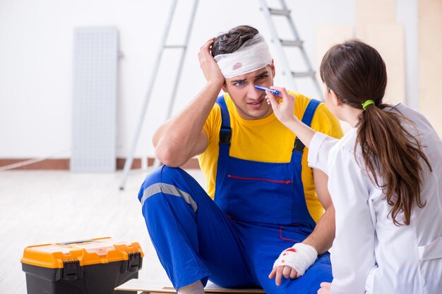 Travailleur blessé à la tête et médecin