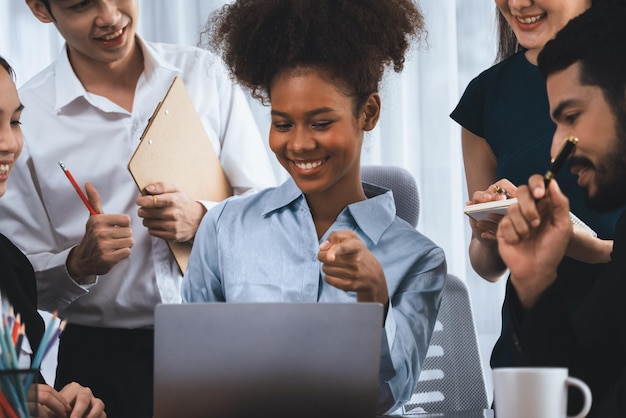 Travailleur de bureau multiculturel moderne sur le lieu de travail de l'entreprise Concord