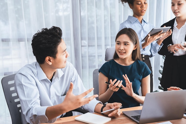 Travailleur de bureau multiculturel moderne sur le lieu de travail de l'entreprise Concord