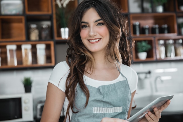 Travailleur de café femme debout dans son café