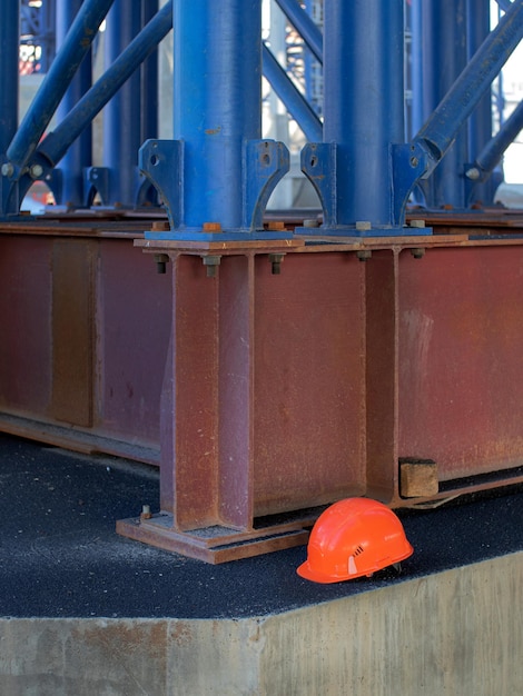 Travailleur de casque orange sur le fond du chantier de construction