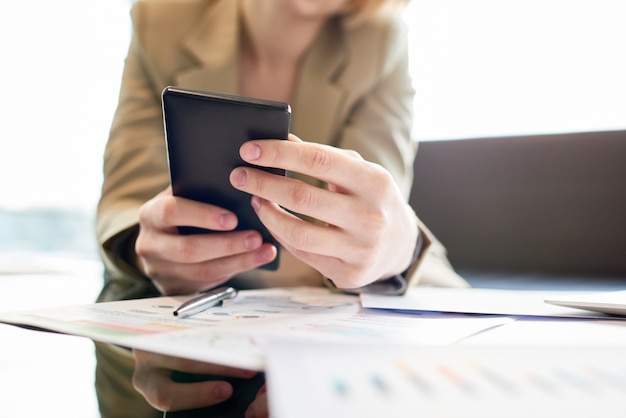 Travailleur de cols blancs à l'aide de Smartphone