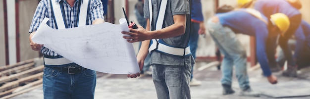 Travailleur constructeur contremaître profession d'ingénierie travaillant avec chantier de construction