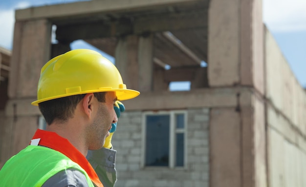 Travailleur de la construction avec casque à l'extérieur