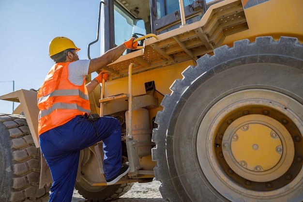 Travailleur de la construction expérimenté travaillant dur à l'usine