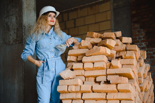 Travailleur de la construction féminin attrayant dans un casque.