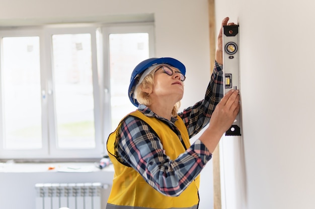 Travailleur de la construction féminin avec niveau