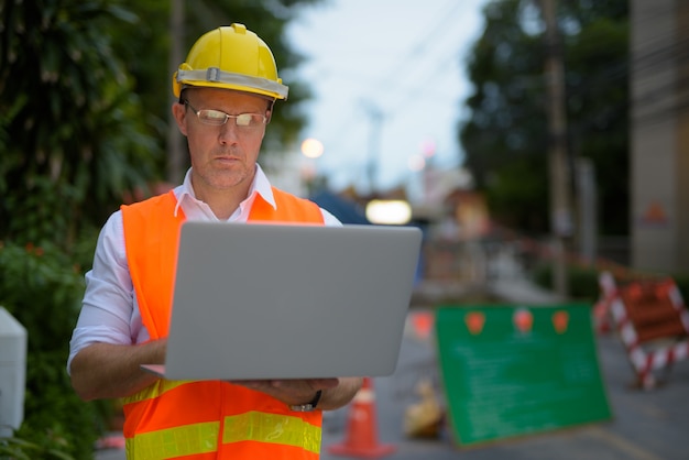 Travailleur de la construction de l'homme mûr sur le chantier