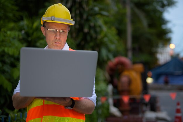 Travailleur de la construction de l'homme mûr sur le chantier