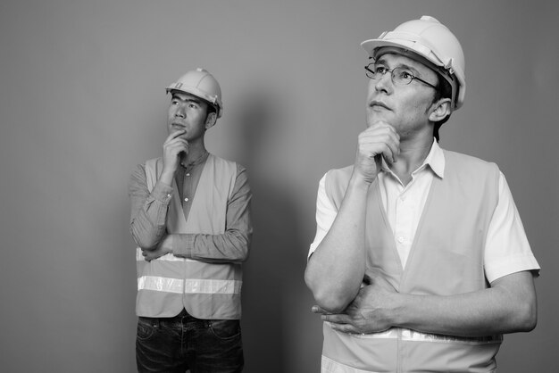 Travailleur de la construction hommes asiatiques ensemble isolé