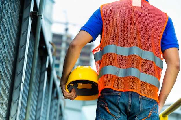 Travailleur de la construction indonésien asiatique sur chantier