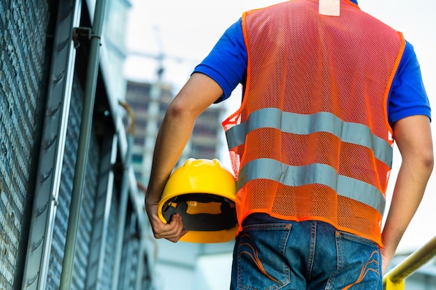 Travailleur de la construction indonésien asiatique sur chantier