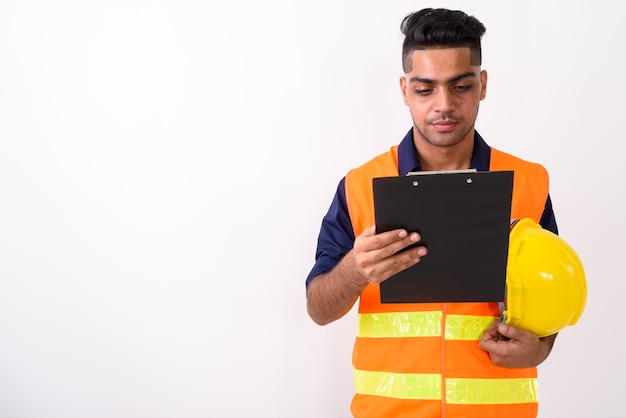 Travailleur de la construction jeune homme indien sur blanc