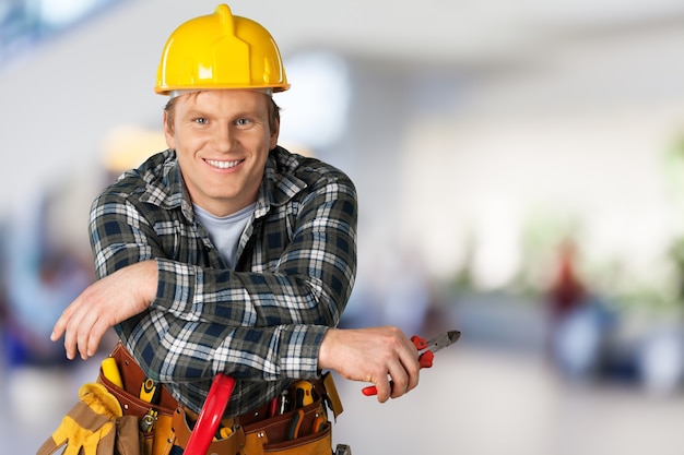 Travailleur de la construction avec des outils dans un bâtiment vide