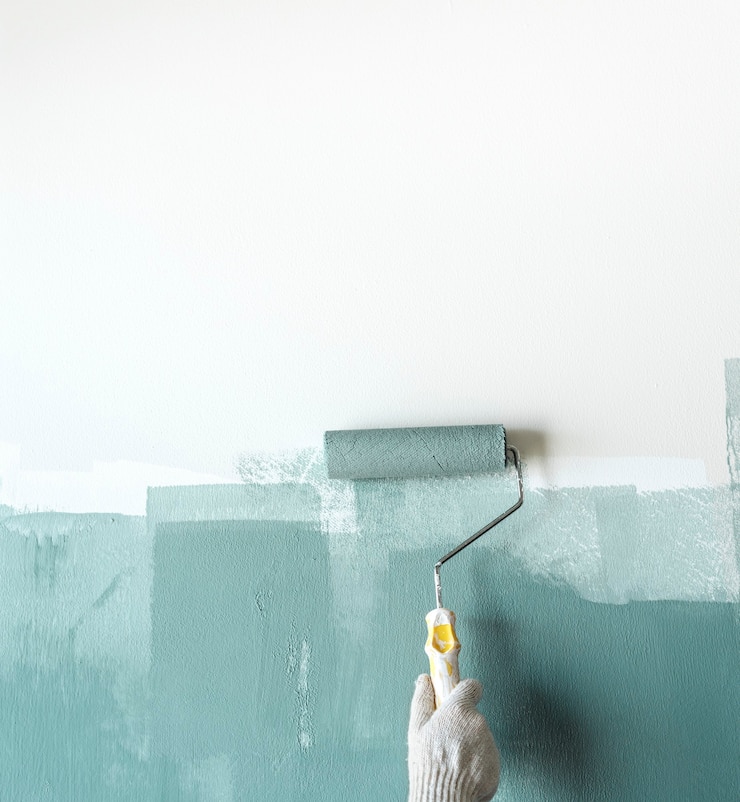 Photo travailleur de la construction peignant le mur