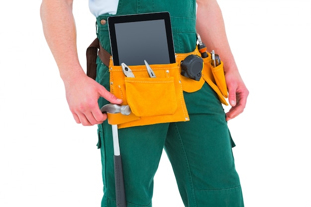 Travailleur de la construction portant des outils ceinture