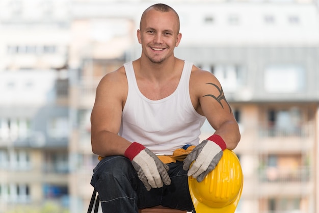 Photo travailleur de la construction relaxant l'air frais pendant le travail