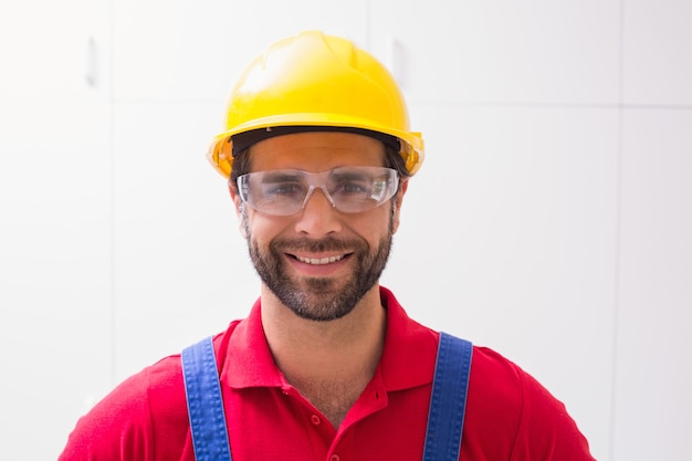 Photo travailleur de la construction en souriant à la caméra