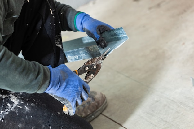 Travailleur construit un mur de plaques de plâtre.