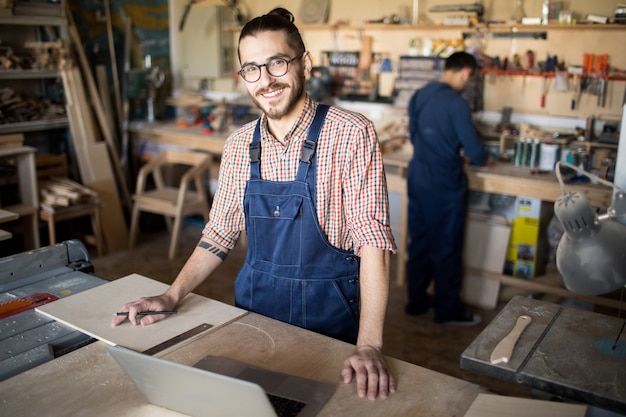 Travailleur contemporain souriant à la caméra