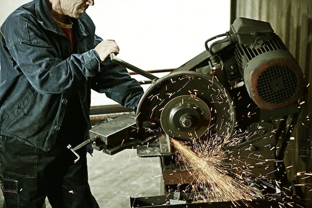 Travailleur coupe fer avec un outil professionnel