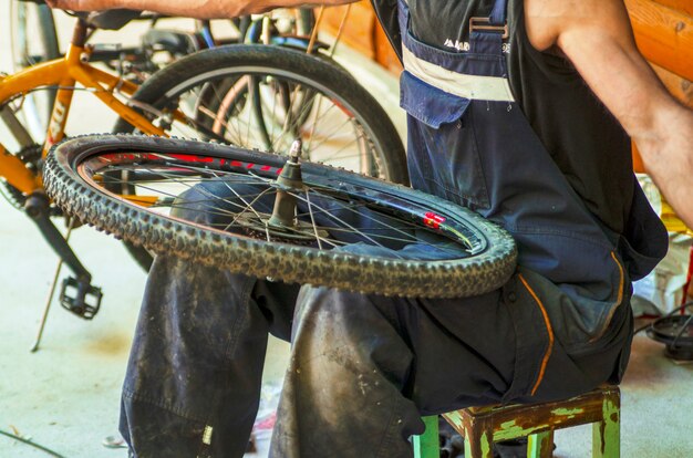 Travailleur dans l&#39;atelier de vélo préparer la roue pour le vélo