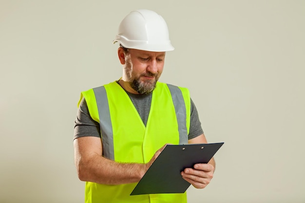 Travailleur dans un gilet et un casque blanc