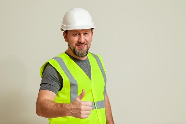 Travailleur dans un gilet et un casque blanc