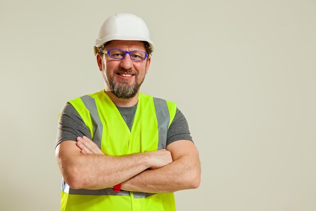 Travailleur dans un gilet et un casque blanc