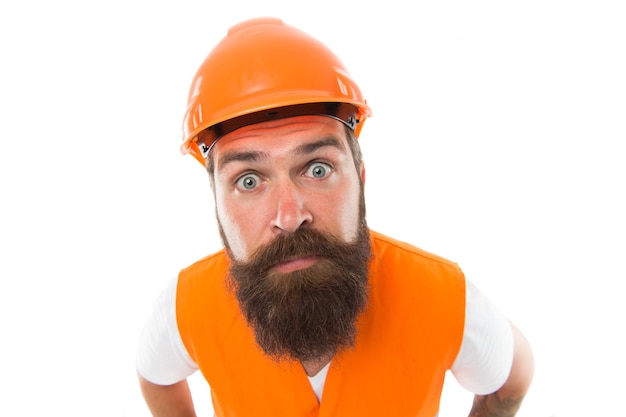 Travailleur dans l'industrie Travailleur avec un regard confiant isolé sur blanc Travailleur acharné porter un chapeau de sécurité et un gilet de travail Ouvrier du bâtiment ou constructeur avec une longue barbe et moustache