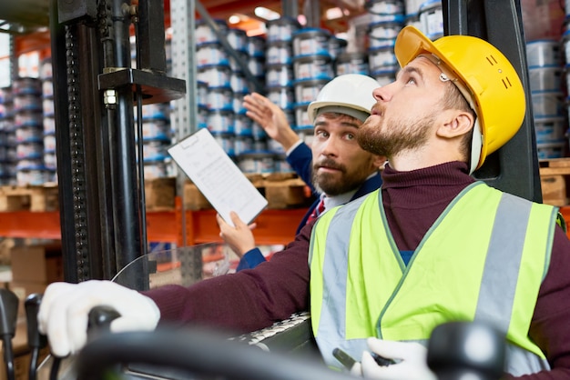 Travailleur, déplacer des marchandises en entrepôt