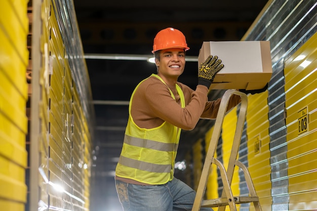 Travailleur de l'entrepôt travaillant et semblant occupé