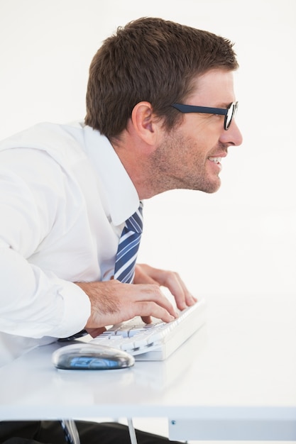 Travailleur d&#39;entreprise avec des lunettes de lecture sur ordinateur