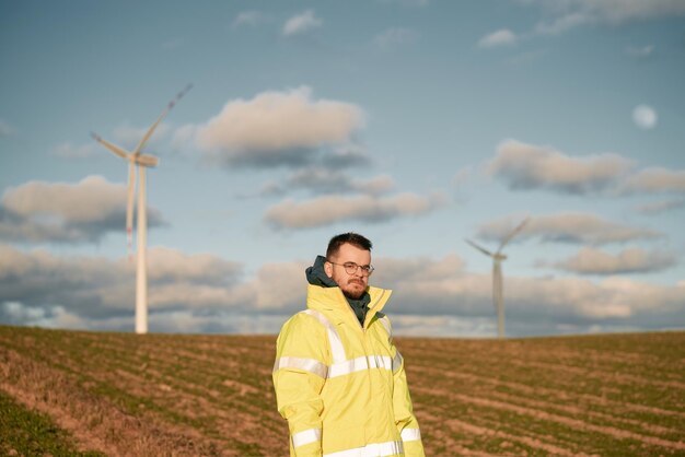 Travailleur d'éoliennes sur le terrain Concept d'énergie verte Ingénieur masculin travaillant