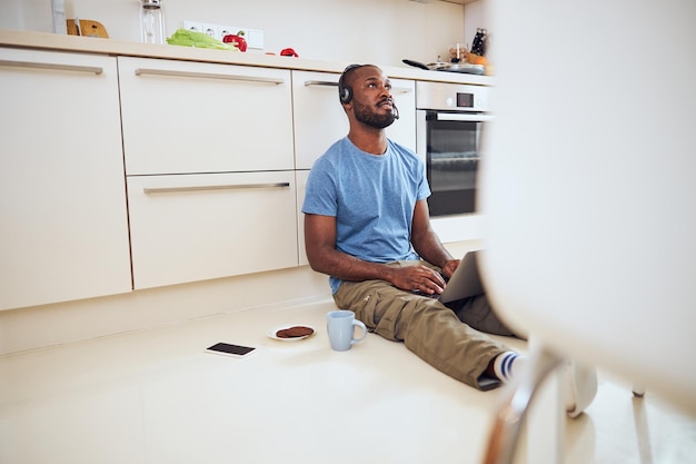 Travailleur sur un étage donnant une pensée à son travail