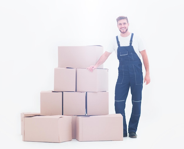 Travailleur fournit des boîtes isolées sur fond blanc