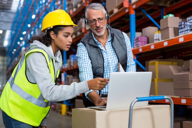 Travailleur et gestionnaire recherchent un ordinateur portable