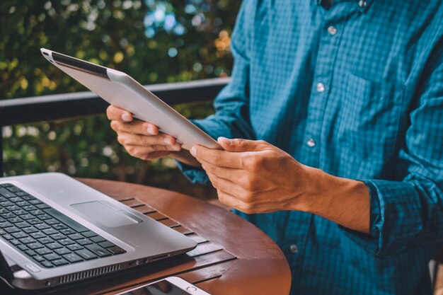 Travailleur d'homme d'affaires à l'aide de tablette, vérification des e-mails par Internet