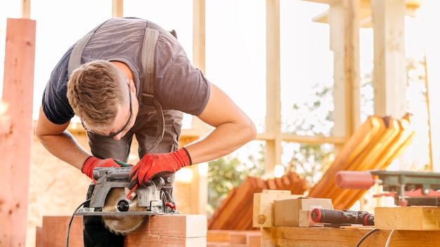 Travailleur homme charpentier à l'aide d'outils