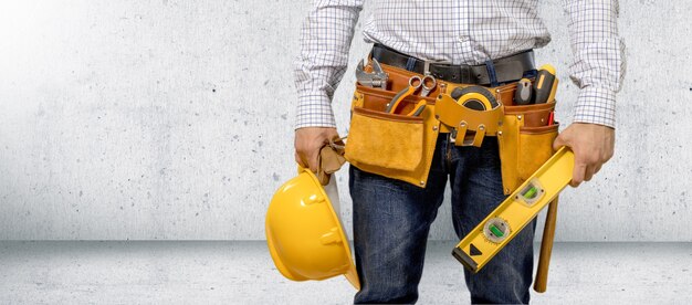 Travailleur d'homme et constructeur professionnel avec des outils