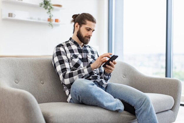 Un travailleur indépendant efficace envoie des messages texte à un collègue pendant l'exécution d'un projet