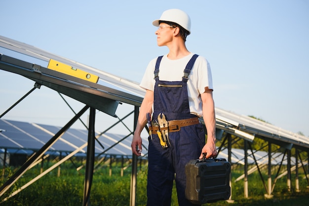 Travailleur installant des panneaux solaires à l'extérieur