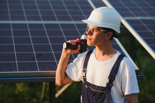 Travailleur installant des panneaux solaires à l'extérieur